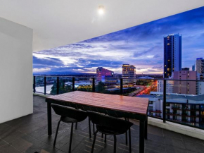 Large Modern 3 Bedroom Apartment With City Views - CoastHM